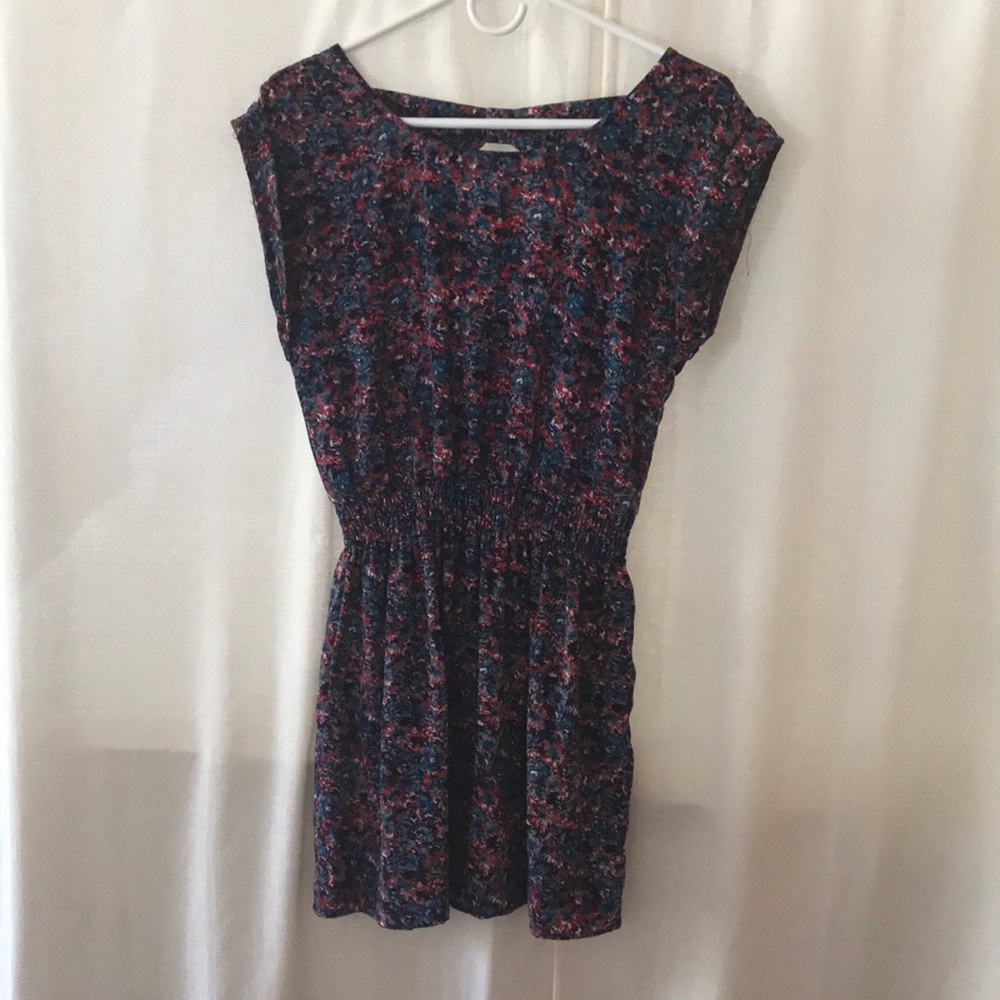 Short sleeved dress with back detail